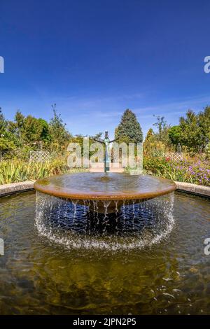 Der Cottage Garden Brunnen und die Diva Skulptur von Mark Swan in den RHS Wisley Gardens, Surrey, England Stockfoto