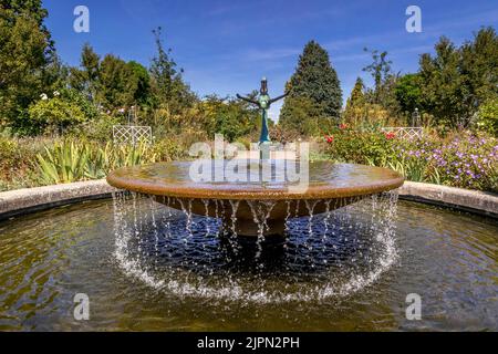 Der Cottage Garden Brunnen und die Diva Skulptur von Mark Swan in den RHS Wisley Gardens, Surrey, England Stockfoto