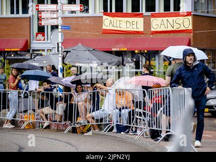 München, Deutschland. 19. August 2022. UTRECHT - die ersten Fans sind auf der Strecke in den Straßen von Utrecht bereit, bevor das Team-Zeitfahren am ersten Tag der Spanien-Rundfahrt (Vuelta a Espana) beginnt. Die ersten drei Tage der Radsportveranstaltung werden auf niederländischem Boden stattfinden, danach wird die Karawane am Ruhetag nach Spanien reisen. ANP SEM VAN DER WAL Quelle: ANP/Alamy Live News Stockfoto