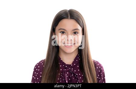 Charmantes Porträt von hübschen Teenager-Mädchen. Portrait von niedlichen positiven kleinen Mädchen auf gelbem Hintergrund isoliert. Attraktive kaukasische Kind lächelt und Stockfoto