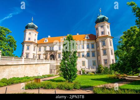 Historisches Schloss in Mnisek pod Brdy, Tschechische Republik. Blick auf das antike Gebäude mit Türmen, im gotischen Stil gebaut. Sonniger Sommertag, blauer Himmel und Stockfoto