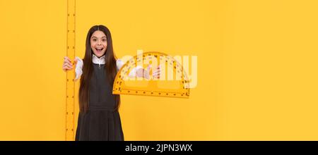 Happy teen Mädchen halten Winkelmesser Lineal. Zurück zur Schule. Algebra und Geometrie. Kind Mathematik zu lernen. Porträt einer Schülerin, Studio-Banner-Header Stockfoto