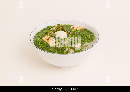 Banh Canh Cha Ca, Reisnudelsuppe mit Fischkuchen und Schnittlauch, vietnamesisches Essen isoliert auf weißem Hintergrund, perspektivische Ansicht Stockfoto