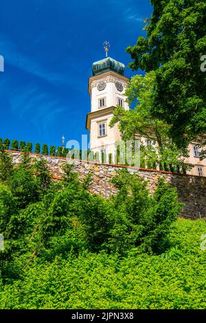 Historisches Schloss in Mnisek pod Brdy, Tschechische Republik. Blick auf das antike Gebäude mit Türmen, im gotischen Stil gebaut. Sonniger Sommertag, blauer Himmel und Stockfoto