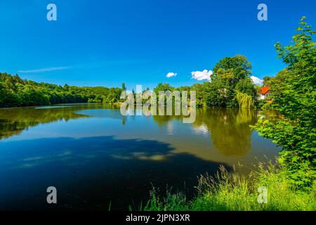 Kleiner See und Fischteich in der Nähe von Mnisek pod Brdy Chateau. Sommertag mit blauem Himmel. Stockfoto