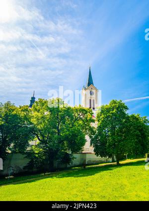 Kirche des heiligen Wenzels in der Stadt Mnisek pod Brdy, im gotischen Stil erbaut. Die Kirche befindet sich im Zentrum der kleinen Stadt in der Nähe des berühmten Schlosses. Stockfoto