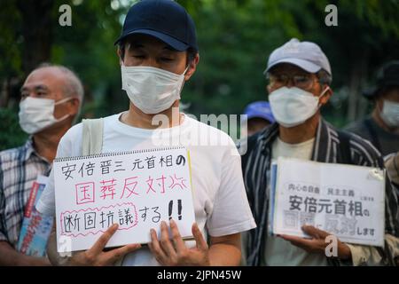 Tokio, Japan. 19. August 2022. Menschen protestieren gegen die Entscheidung der Regierung, am 19. August 2022 in Tokio, Japan, ein staatliches Begräbnis für den ehemaligen Premierminister Shinzo Abe abzuhalten. Quelle: Zhang Xiaoyu/Xinhua/Alamy Live News Stockfoto