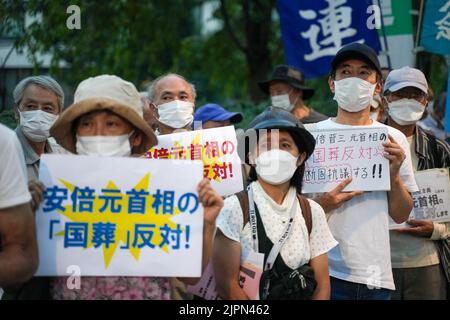 Tokio, Japan. 19. August 2022. Menschen protestieren gegen die Entscheidung der Regierung, am 19. August 2022 in Tokio, Japan, ein staatliches Begräbnis für den ehemaligen Premierminister Shinzo Abe abzuhalten. Quelle: Zhang Xiaoyu/Xinhua/Alamy Live News Stockfoto