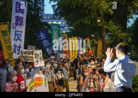 Tokio, Japan. 19. August 2022. Menschen protestieren gegen die Entscheidung der Regierung, am 19. August 2022 in Tokio, Japan, ein staatliches Begräbnis für den ehemaligen Premierminister Shinzo Abe abzuhalten. Quelle: Zhang Xiaoyu/Xinhua/Alamy Live News Stockfoto