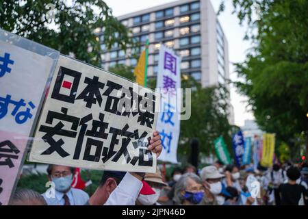 Tokio, Japan. 19. August 2022. Menschen protestieren gegen die Entscheidung der Regierung, am 19. August 2022 in Tokio, Japan, ein staatliches Begräbnis für den ehemaligen Premierminister Shinzo Abe abzuhalten. Quelle: Zhang Xiaoyu/Xinhua/Alamy Live News Stockfoto