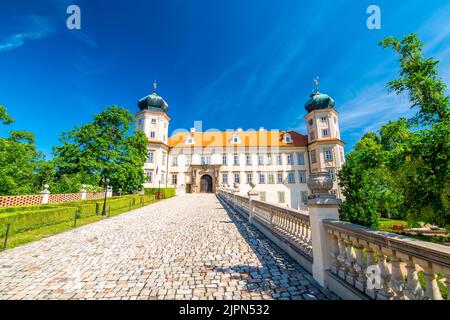 Historisches Schloss in Mnisek pod Brdy, Tschechische Republik. Blick auf das antike Gebäude mit Türmen, im gotischen Stil gebaut. Sonniger Sommertag, blauer Himmel und Stockfoto