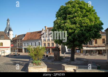 Frankreich, Yonne, Puisaye, Saint Fargeau, Place de la Republique // Frankreich, Yonne (89), Puisaye, Saint-Fargeau, Place de la République Stockfoto