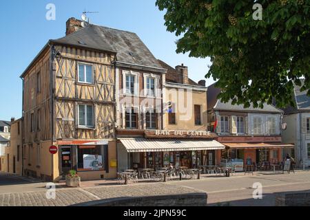 France, Yonne, Puisaye, Saint Fargeau,Fachwerkhaus und Barterrasse Place de la Republique // France, Yonne (89), Puisaye, Saint-Fargeau, Maison Stockfoto