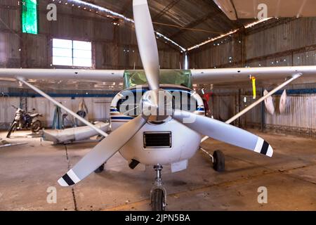 Flugzeug frontal im Hangar Stockfoto