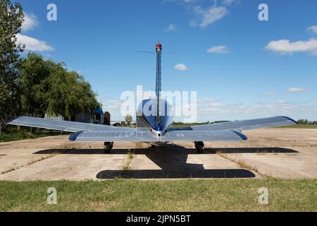 Foto von kleinen Flugzeugen von hinten auf der Landebahn Stockfoto