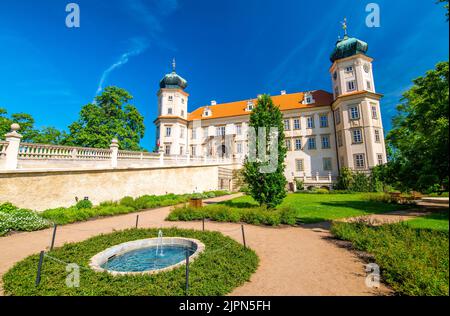 Historisches Schloss in Mnisek pod Brdy, Tschechische Republik. Blick auf das antike Gebäude mit Türmen, im gotischen Stil gebaut. Sonniger Sommertag, blauer Himmel und Stockfoto