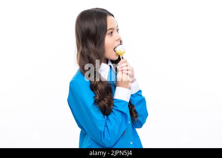 Hipster Teenager Kind Mädchen lecken Lollypop. Zucker Ernährung, Süßigkeiten und Süßigkeiten. Kind isst Lollipop-Popsicle. Stockfoto