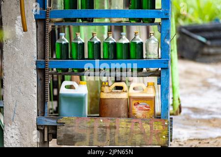 Benzin in Flaschen auf dem Schwarzmarkt verkauft. Sulawesi, Indonesien. Stockfoto