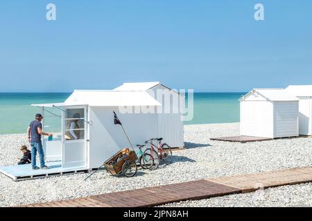 Frankreich, Somme, Picardie, Mers les Bains, Strandhütten am Strand // Frankreich, Somme (80), Picardie, Mers les Bains, Cabines de Plage sur la Plage Stockfoto