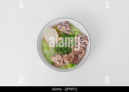 Bun MOC, Reisnudelsuppe mit Schweineball, vietnamesisches Essen isoliert auf weißem Hintergrund, Draufsicht Stockfoto