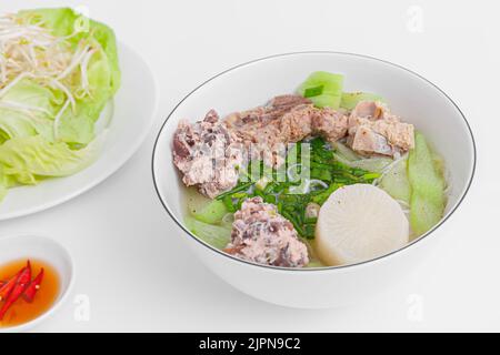 Bun MOC, Reisnudelsuppe mit Schweineball, vietnamesisches Essen isoliert auf weißem Hintergrund, Nahaufnahme Stockfoto