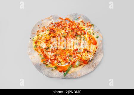 Banh trang Nuong, gebackenes Reispapier auch vietnamesische Pizza isoliert auf weißem Hintergrund, Draufsicht Stockfoto