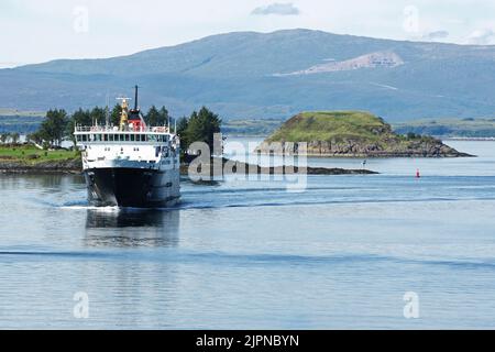 Caledonian MacBrayne Inter-Island Fähre Isle of Mull in den Hafen in Oban, Argyll und Bute. Stockfoto