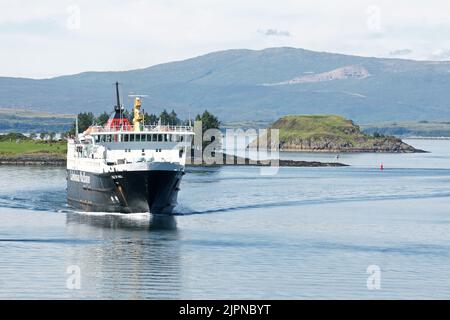 Caledonian MacBrayne Inter-Island Fähre Isle of Mull in den Hafen in Oban, Argyll und Bute. Stockfoto