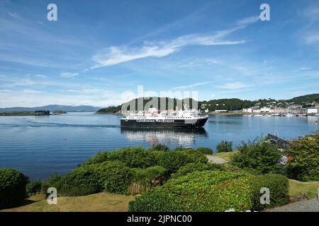 Caledonian MacBrayne Inter-Island Fähre Isle of Mull in den Hafen in Oban, Argyll und Bute. Stockfoto