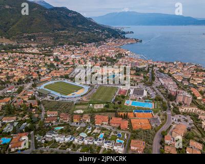 Italien, August 2022: Panoramablick auf Salò am Gardasee in der Provinz Brescia, Lombardei Stockfoto