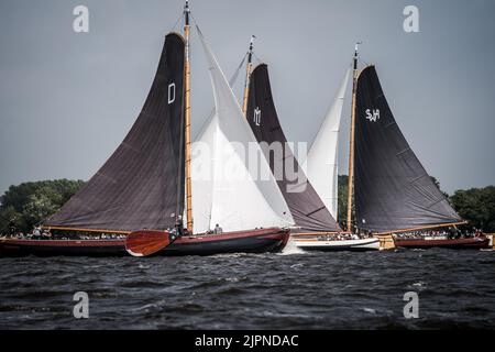 2022-08-03 13:58:56 TERHERNE - Skutsjes in Aktion auf dem Sneekermeer. Am dritten Tag von Skutsjesilen rufen die friesischen Segelschiffe in Terherne an. ANP SIESE VEENSTRA niederlande Out - belgien Out Stockfoto