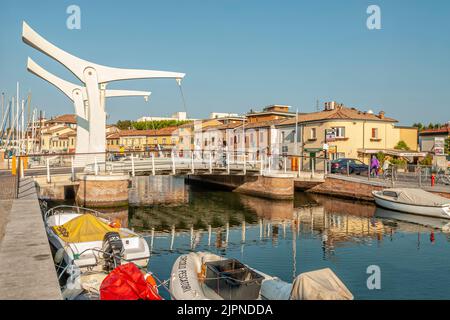 Ziehen Sie eine Brücke im Fischereihafen Cervia in Emilia Romagna, Nordostitalien. Stockfoto