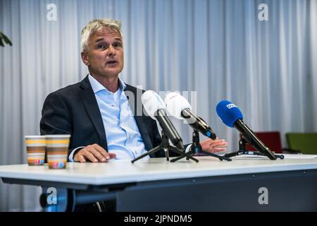 2022-08-19 16:05:02 GRONINGEN - Bürgermeister Jaap Velema von der Gemeinde Westerwolde gibt eine Erklärung über die Situation in Ter Apel. ANP SIESE VEENSTRA niederlande Out - belgien Out Stockfoto