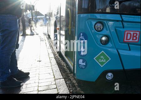 GERMANY, Niebuell, Caetano Bus powered with Green hydrogene Fuel / DEUTSCHLAND, Niebüll, Caetano Bus mit Wasserstoff Antrieb, betrieben im öffentlichen Nahverkehr von der DB Tochterfirma Autokraft, der grüne Wasserstoff aus Windenergie wird von GP Joule geliefert, Busfahrt von Niebüll nach Flensburg Stockfoto