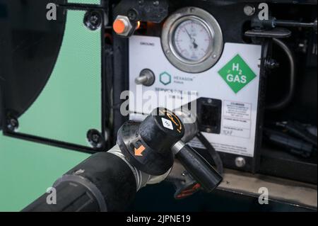 DEUTSCHLAND, Niebuell, Caetano Bus powered with Green Hydrogene H2 Fuel, e-Farm H2 Fuel Station, the Wasserstoff is generated from Wind Energy / DEUTSCHLAND, Niebüll, Wasserstoff Tankstelle, Caetano Bus mit Wasserstoff H2 Antrieb, betrieben im öffentlichen Nahverkehr von der DB Tochterfirma Autokraft, Der grüne Wasserstoff aus Windenergie wird von GP Joule geliefert Stockfoto