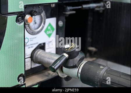 GERMANY, Niebuell, Caetano Bus powered with Green Hydrogene Fuel H2 / DEUTSCHLAND, Niebüll, Wasserstoff Tankstelle, Caetano Bus mit Wasserstoff H2 Antrieb, betrieben im öffentlichen Nahverkehr von der DB Tochterfirma Autokraft, der grüne Wasserstoff aus Windenergie wird von GP Joule geliefert Stockfoto