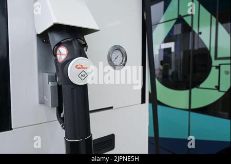 DEUTSCHLAND, Niebuell, Caetano Bus powered with Green Hydrogene H2 Fuel, e-Farm H2 Fuel Station, the Wasserstoff is generated from Wind Energy / DEUTSCHLAND, Niebüll, Wasserstoff Tankstelle, Caetano Bus mit Wasserstoff H2 Antrieb, betrieben im öffentlichen Nahverkehr von der DB Tochterfirma Autokraft, Der grüne Wasserstoff aus Windenergie wird von GP Joule geliefert Stockfoto