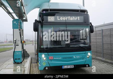 DEUTSCHLAND, Niebuell, Caetano Bus powered with Green Hydrogene H2 Fuel, e-Farm H2 Fuel Station, the Wasserstoffes is generated from wind Energy / DEUTSCHLAND, Niebüll, Caetano Bus mit Wasserstoff Antrieb, betrieben im öffentlichen Nahverkehr von der DB Tochterfirma Autokraft, der grüne Wasserstoff aus Windenergie wird von GP Joule geliefert, Efarm H2 Tankstelle Stockfoto