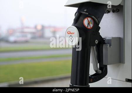 GERMANY, Niebuell, Caetano Bus powered with Green Hydrogene Fuel H2 / DEUTSCHLAND, Niebüll, Wasserstoff Tankstelle, Caetano Bus mit Wasserstoff H2 Antrieb, betrieben im öffentlichen Nahverkehr von der DB Tochterfirma Autokraft, der grüne Wasserstoff aus Windenergie wird von GP Joule geliefert Stockfoto