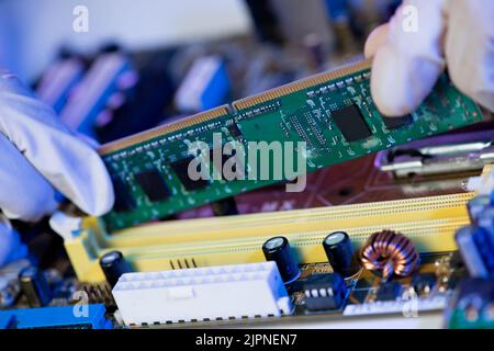 Nahaufnahme der elektronischen Leiterplatte in der Hand des Ingenieurs Stockfoto