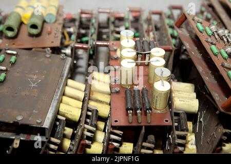 Elektriker Ingenieur Arbeitstester Messung von Spannung und Strom der elektrischen Stromleitung in elektrischen Schaltschranksteuerung. Und Drähte auf Relais-Schutzsystem Stockfoto