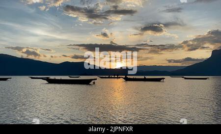 Ein malerischer Lugu-See mit leeren Booten bei Sonnenuntergang im Yanyuan County, China Stockfoto