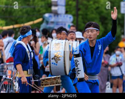 Tokushima, Japan - 12. August 2002: Männlicher Performer hebt beim Awaodori-Straßenfest den Arm Stockfoto