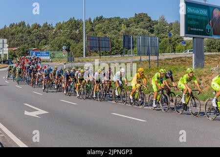 Braga, Portugal : 12. August 2022, - Radfahrer, die an der Etappe Santo Tirso teilnehmen - Braga in Volta a Portugal Rennen, Braga, Portugal Stockfoto