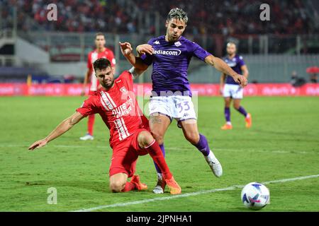 Riccardo Sottil (ACF Fiorentina) und Robin Propper (FC Twente) während des Fußballspiels ACF Fiorentina gegen FC Twente, UEFA Conference League in Florenz, Italien, am 18 2022. August Stockfoto