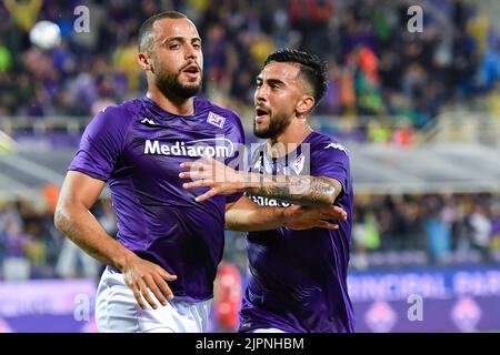 Arthur Cabral (ACF Fiorentina) feiert, nachdem er ein Tor mit Nicolas Gonzalez (ACF Fiorentina) während des Fußballspiels ACF Fiorentina gegen den FC Twente, UEFA Conference League, Florenz, Italien, im August 18 2022, erzielt hat Stockfoto