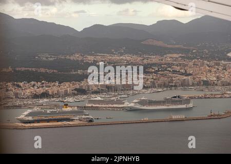 Blick auf die Insel Mallorca oder Mallorca (Hafen von Palma de Mallorca) von einem Flug aus Stockfoto