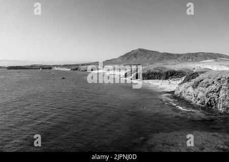 Playa de la Cera, Playa del Pozo und Playa Mujeres sind beliebte und schöne Strände auf Lanzarote, Kanarische Inseln, Spanien. Schwarz und Weiß. Stockfoto