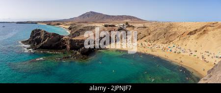 Panoramablick auf die Playa de Papagayo. Beliebter Strand auf Lanzarote, Kanarische Inseln, Spanien. Stockfoto