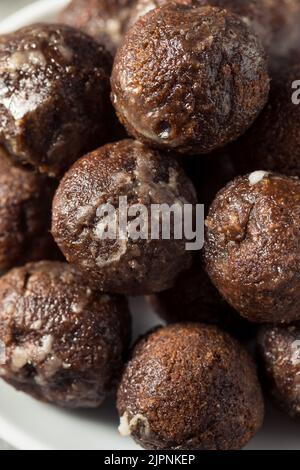 Hausgemachte glasierte Schokolade Donut Löcher für Frühstück Stockfoto